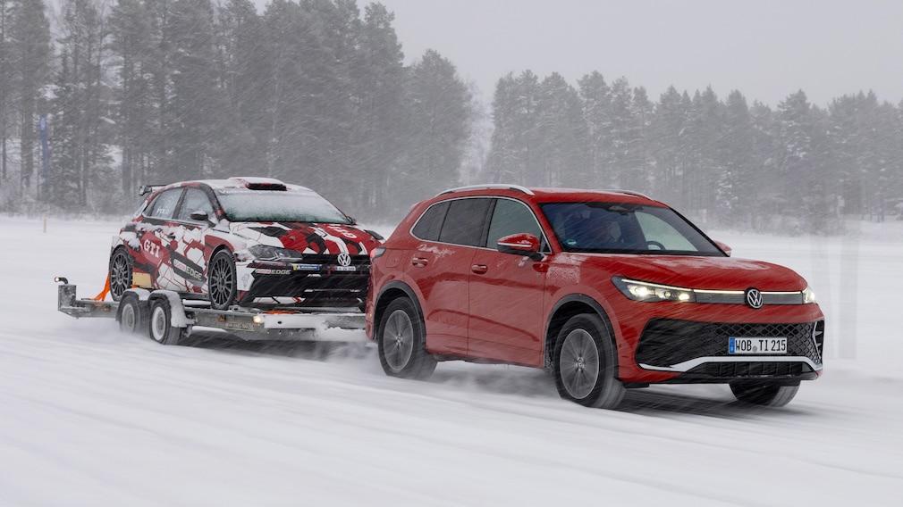 Der neue Tiguan mit einem Golf GTI auf dem Anhänger