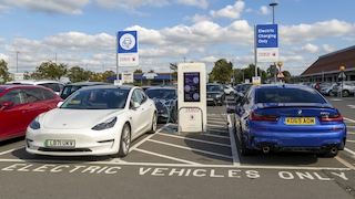Ladestation für Elektrofahrzeuge, Tesco Extra Supermarktparkplatz, Swindon...