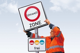 Schild Umweltzone wird errichtet
