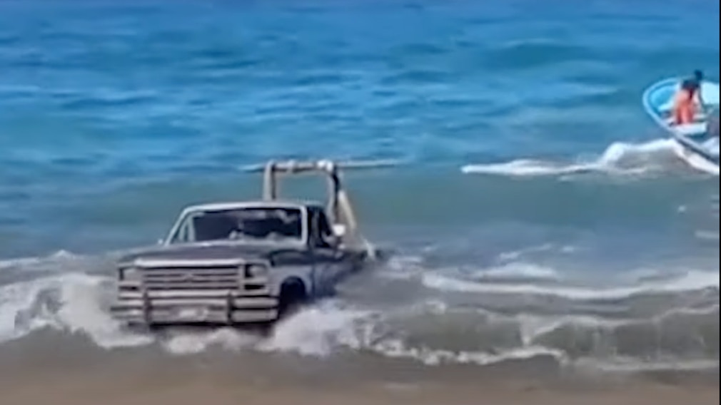 Ford F-150 fährt rückwärts ins Meer.