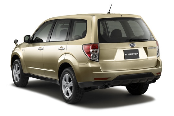 Steile Heckklappe und Doppelendrohre kennzeichnen den neuen Subaru Forester.