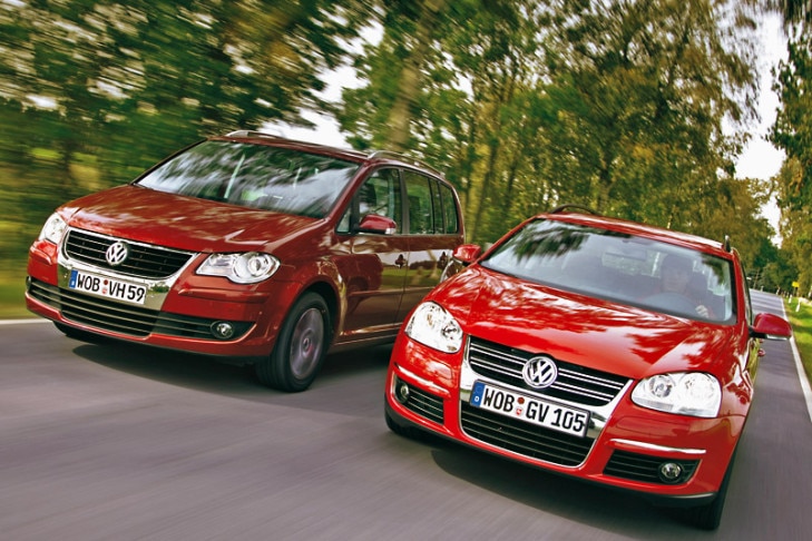 VW Touran gegen VW Golf Variant Test - AUTO BILD