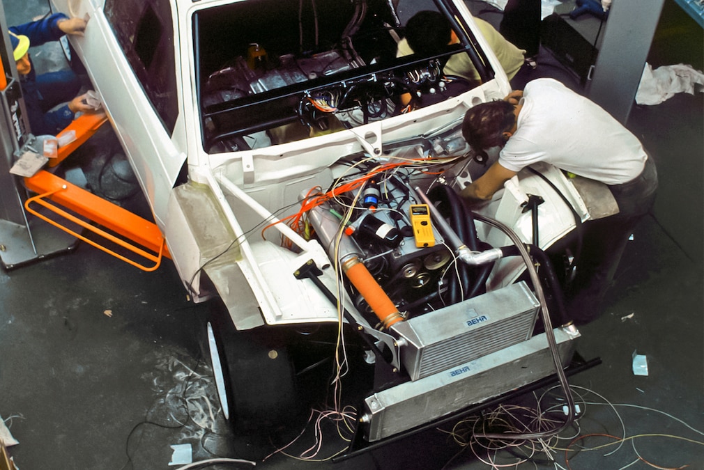 Opel Kadett A Rallye von oben ohne Motorhaube, Motor hinter der Vorderachse