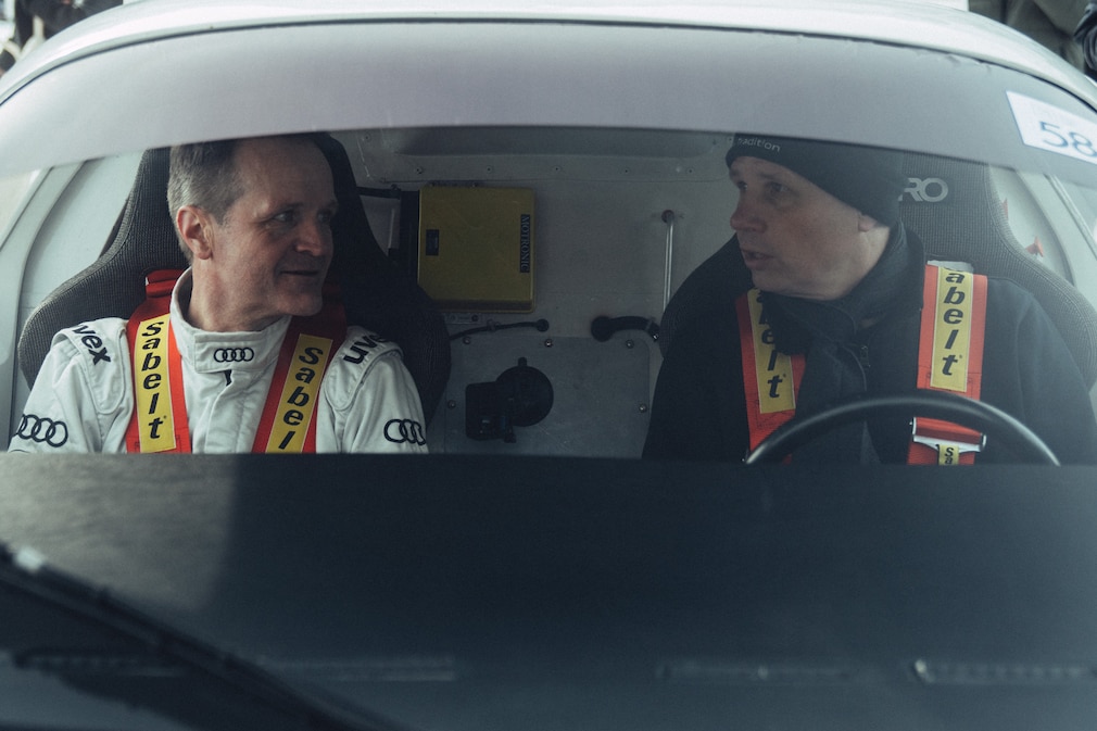Timo Witt von Audi am Steuer, Frank B. Meyer von AUTO BILD aus dem Beifahrersitz.