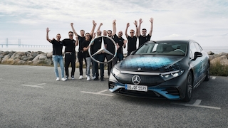Langstrecken-Test erfolgreich bestanden: EQS mit Festkörperbatterie meistert 1.205 km mit einer einzigen Batterieladung Long-distance test successfully completed: EQS with solid-state battery covers 1,205 km on a single charge