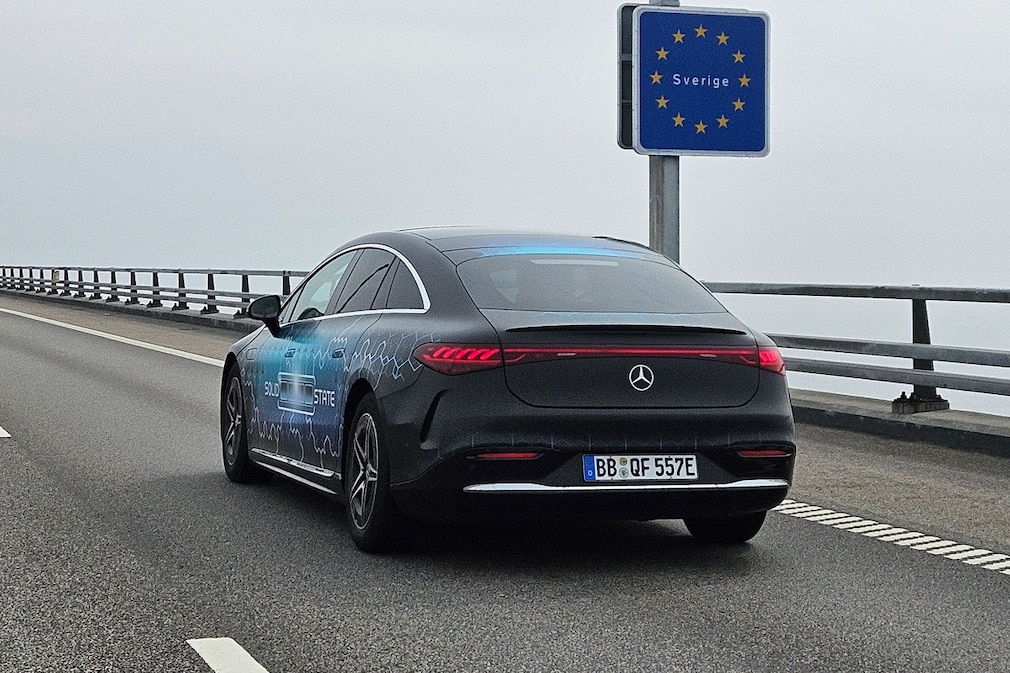 Langstrecken-Test erfolgreich bestanden: EQS mit Festkörperbatterie meistert 1.205 km mit einer einzigen Batterieladung Long-distance test successfully completed: EQS with solid-state battery covers 1,205 km on a single charge