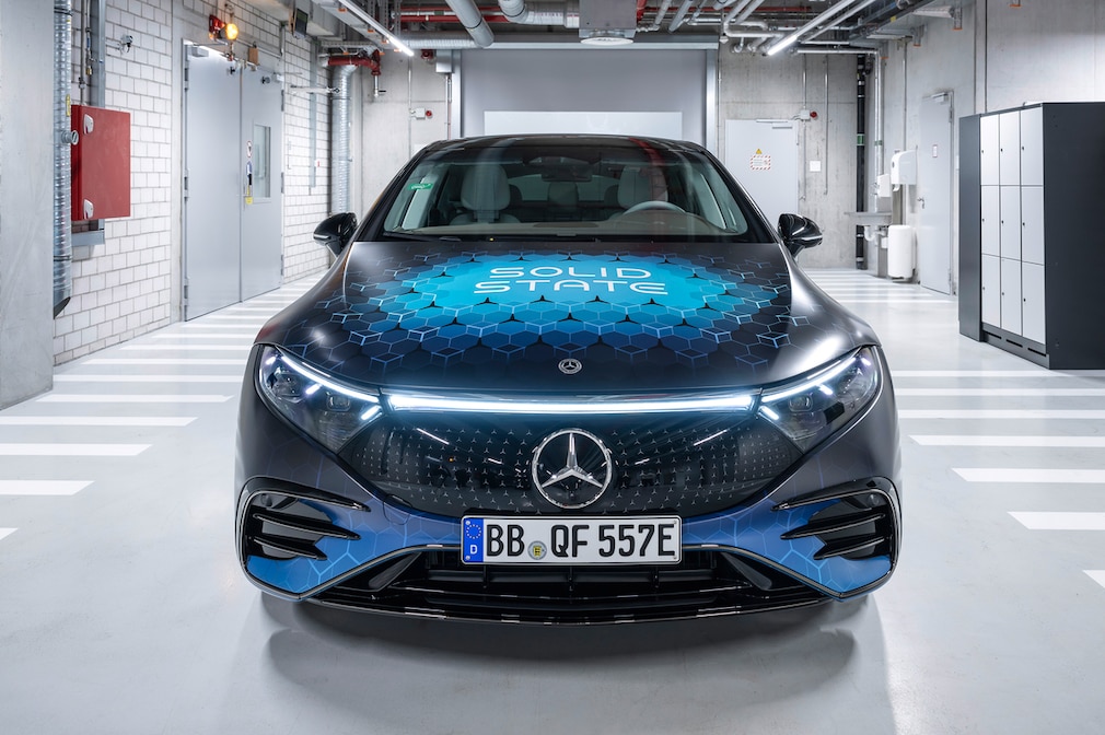 Pkw- und Formel-1-Ingenieure bündeln ihre Kräfte, um Festkörperbatterien in Straßentests zu erproben Passenger car and Formula 1 engineers team up as solid-state battery road tests begin