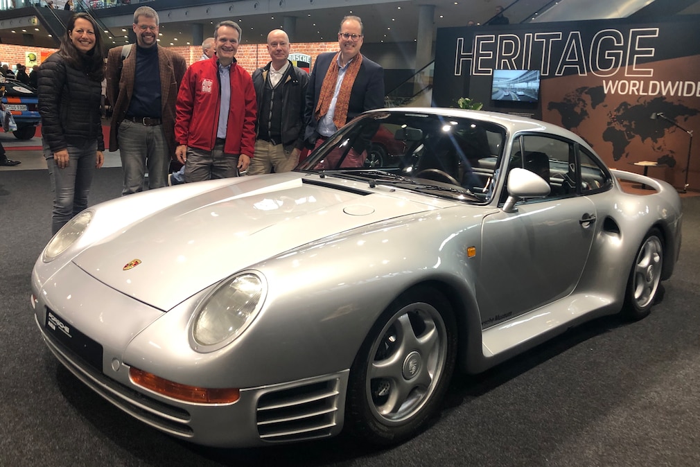 Porsche 959, dahinter Journalisten
