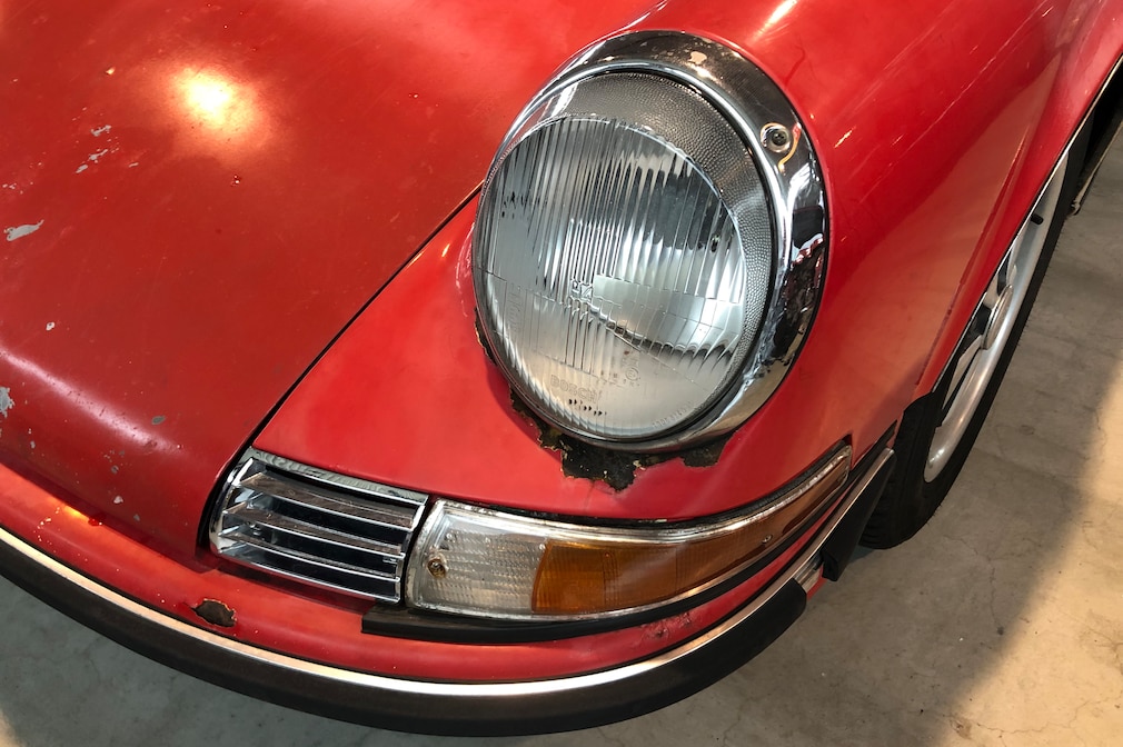 Scheinwerfer eines Porsche 911 , Blech teils angerostet