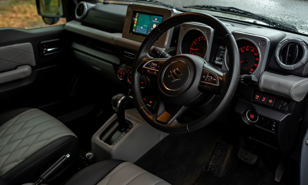 Interieur des Suzuki Jimny 6x4 Truck