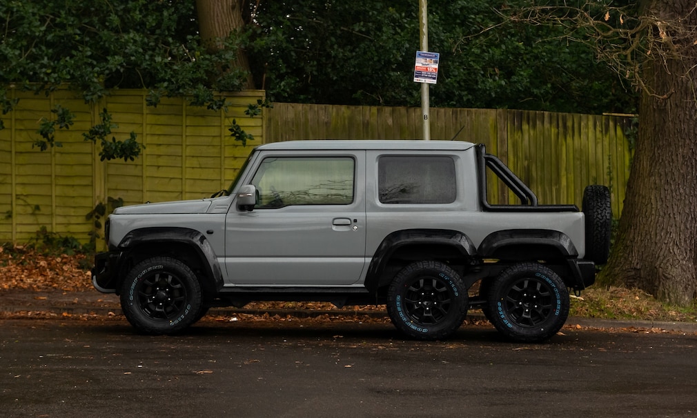 Suzuki Jimny 6x4 Truck von der Seite