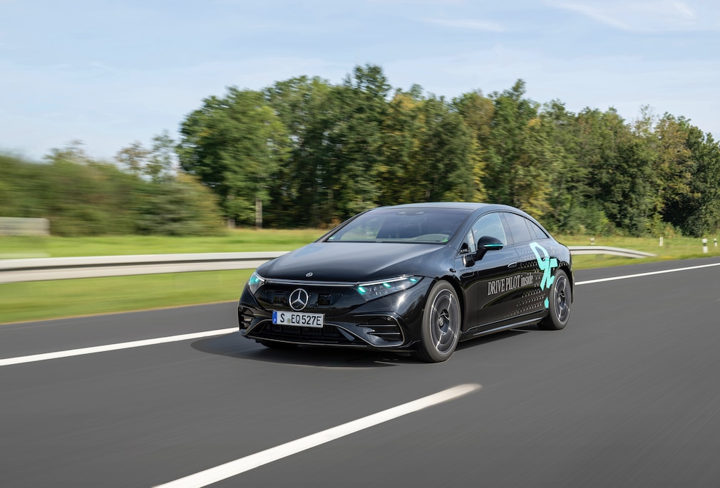 Mercedes-Benz EQS fährt autonom mit türkisem Licht