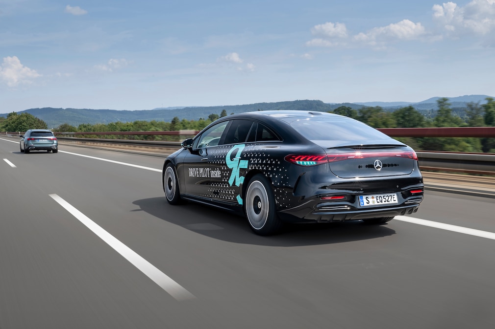 Mercedes-Benz EQS fährt autonom mit türkisem Licht