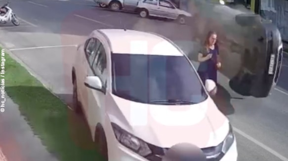 Crash in Brasilien: Autos fliegen an Frau vorbei