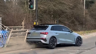 Hier verliert der Fahrer eines Audi RS 3 die Kontrolle