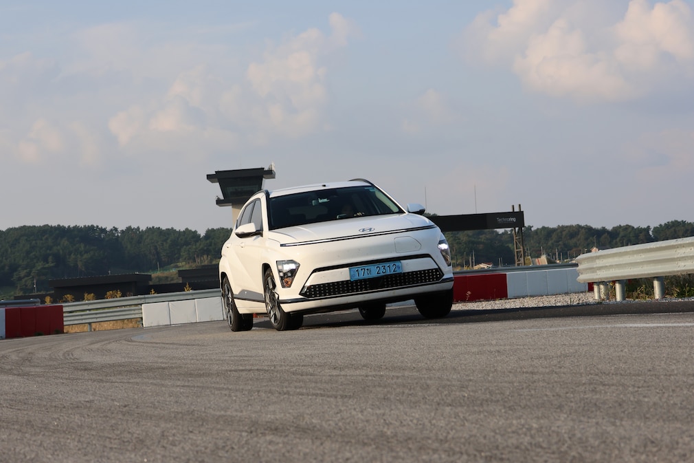Hyundai Kona auf Handlingparcours