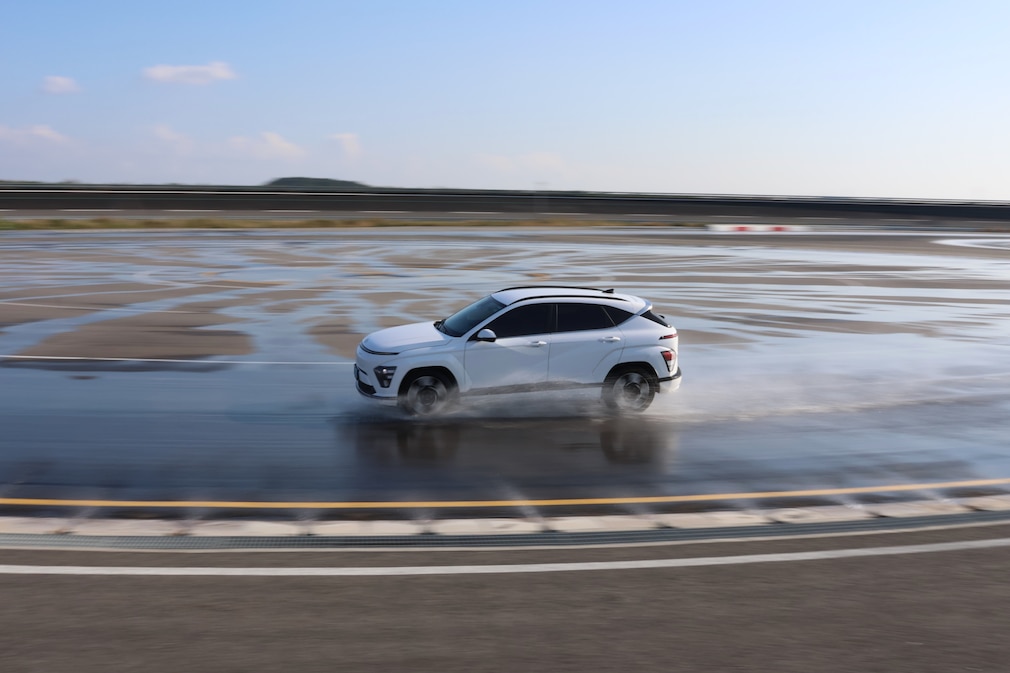 Hyundai Kona auf nasser Kreisbahn