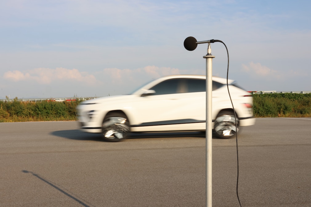 Hyundai Kona fährt am Mikrofon vorbei