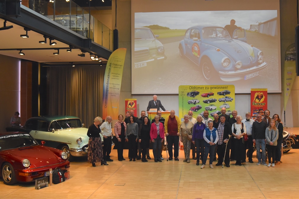 Gruppenfoto mit den Gewinnern der Oldtimerspendenaktion 2024.