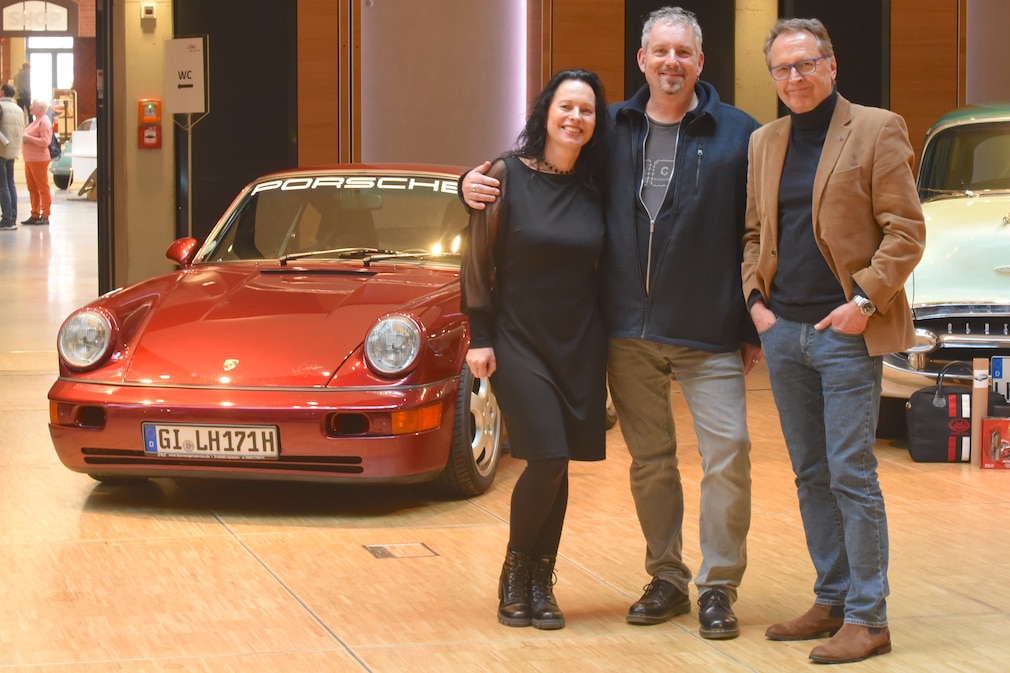 Moni Staudter mit ihrem Mann und dem Vorbesitzer vorm Porsche