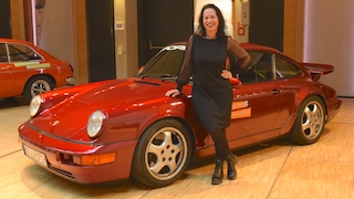Roter Porsche 911, davor Moni Staudter