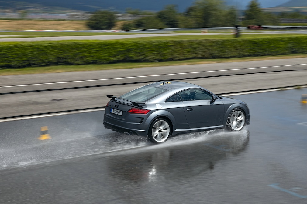 Audi TT bei Vollbremsung auf nasser Fahrbahn