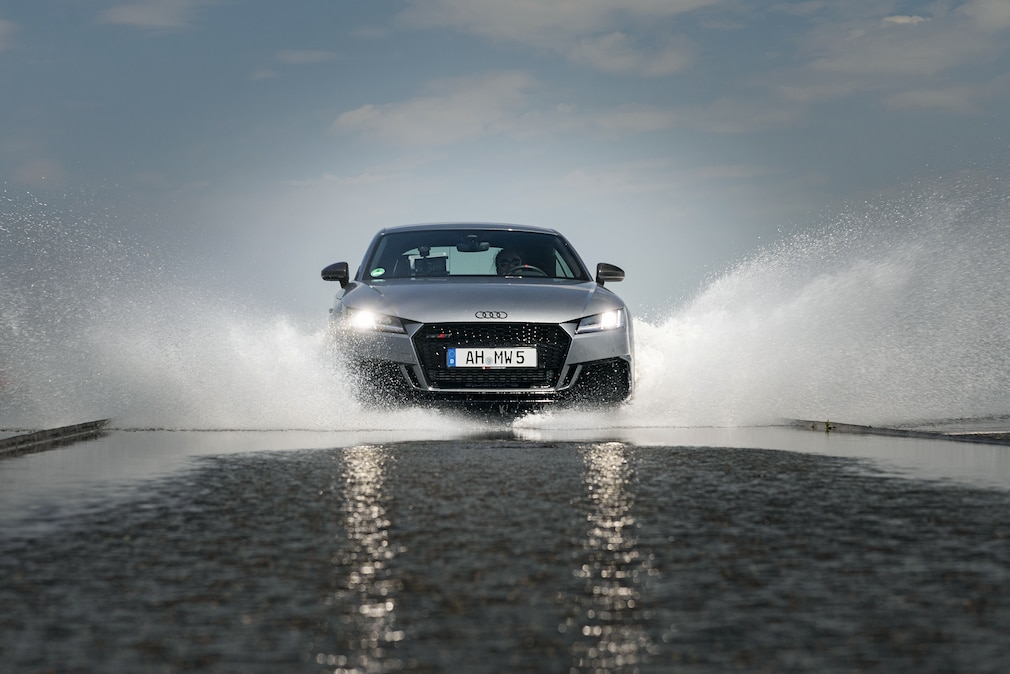 Audi TT beim Aquaplaning