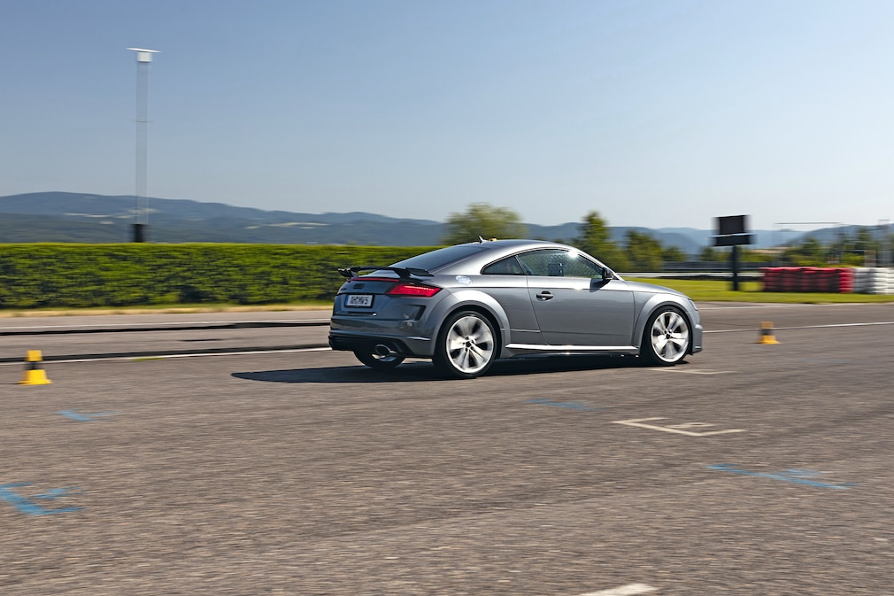 Audi TT macht eine Vollbremsung auf trockener Strecke