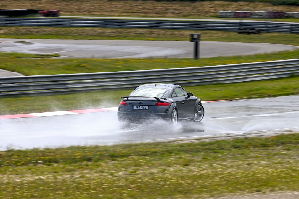 Driftender Audi TT auf Rennstrecke