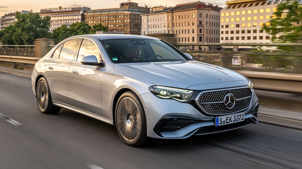 Mercedes E-Klasse Limousine 200 d fahrend