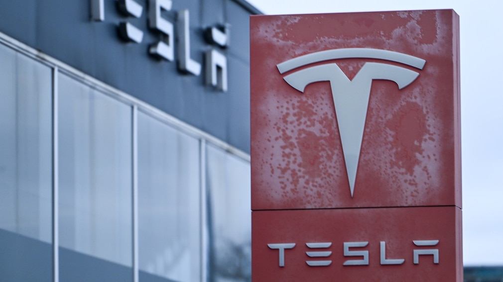 SAINT-HERBLAIN : TESLA car dealer.