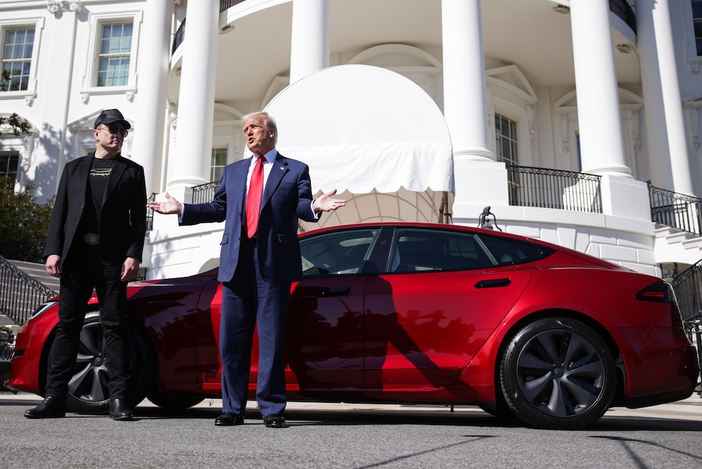US-Präsident Trump mit Tesla-Autos vor dem Weißen Haus