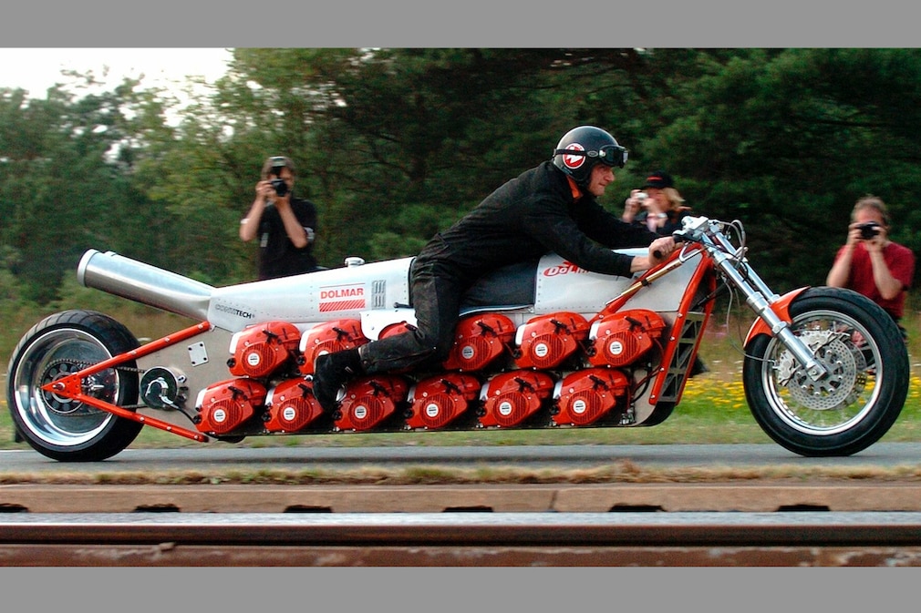 Extrem langes Motorrad mit je zwölf Motorsägenmotoren pro Seite