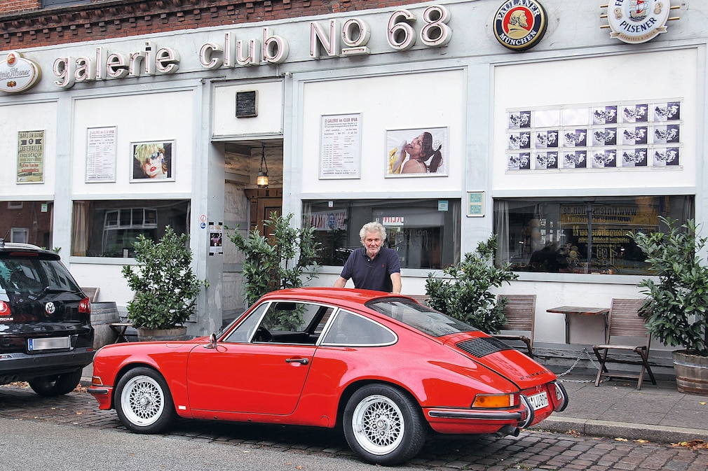 Holgi und sein Porsche vor der Kneipe.