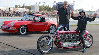 Holgis roter Porsche und Rötger Feldmann auf dem Motorrad Red Porsche Killer