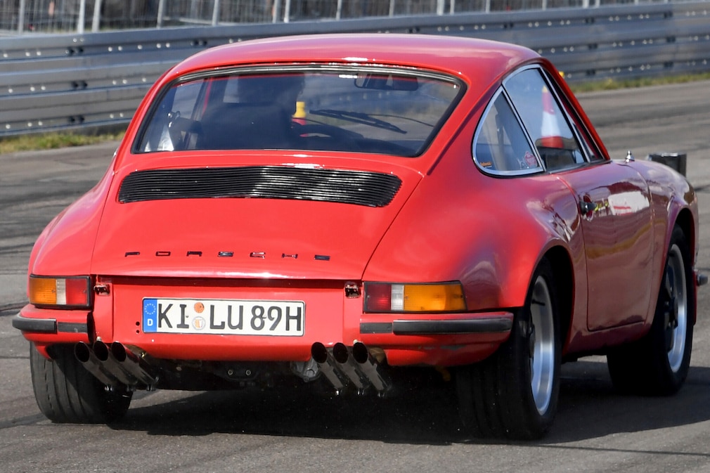 Porsche 911 mit sechs Aufpuffrohren.