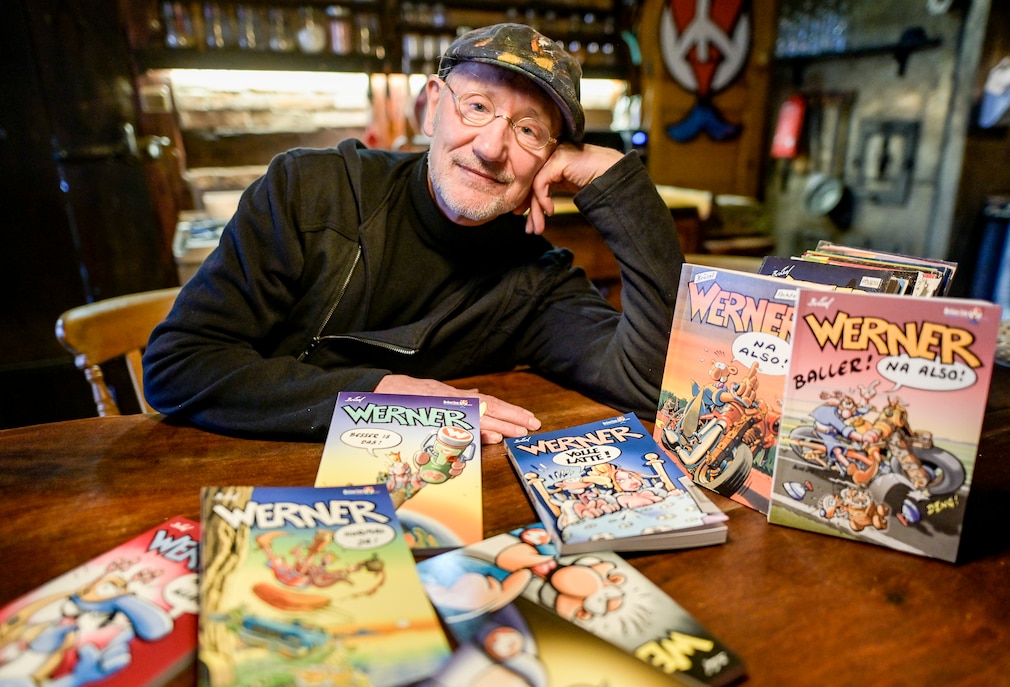 Rötger Feldmann mit "Werner"-Comicbüchern