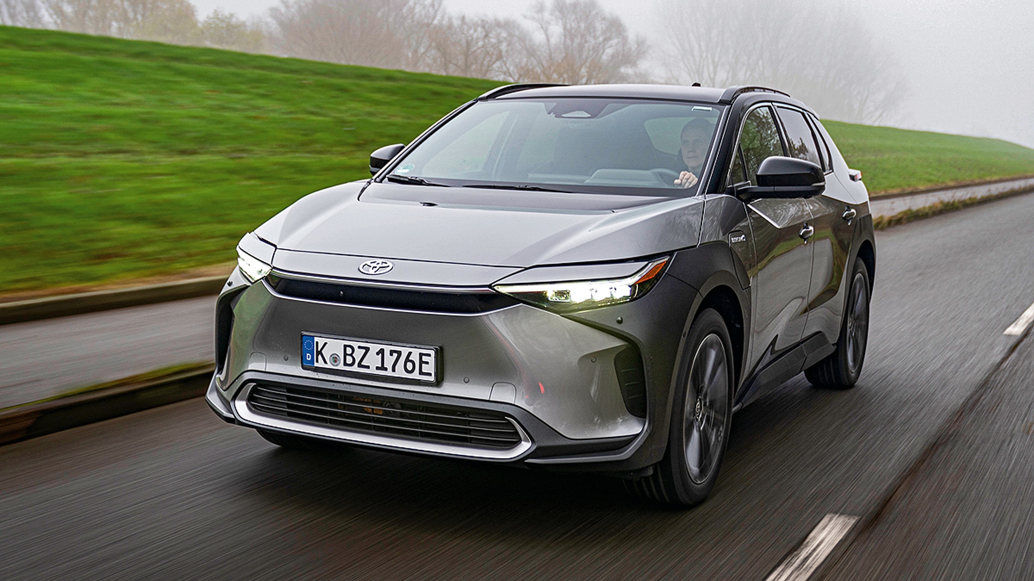 Toyota bZ4X mit bis zu 25 % Rabatt bei Carwow Spring Sale Deals