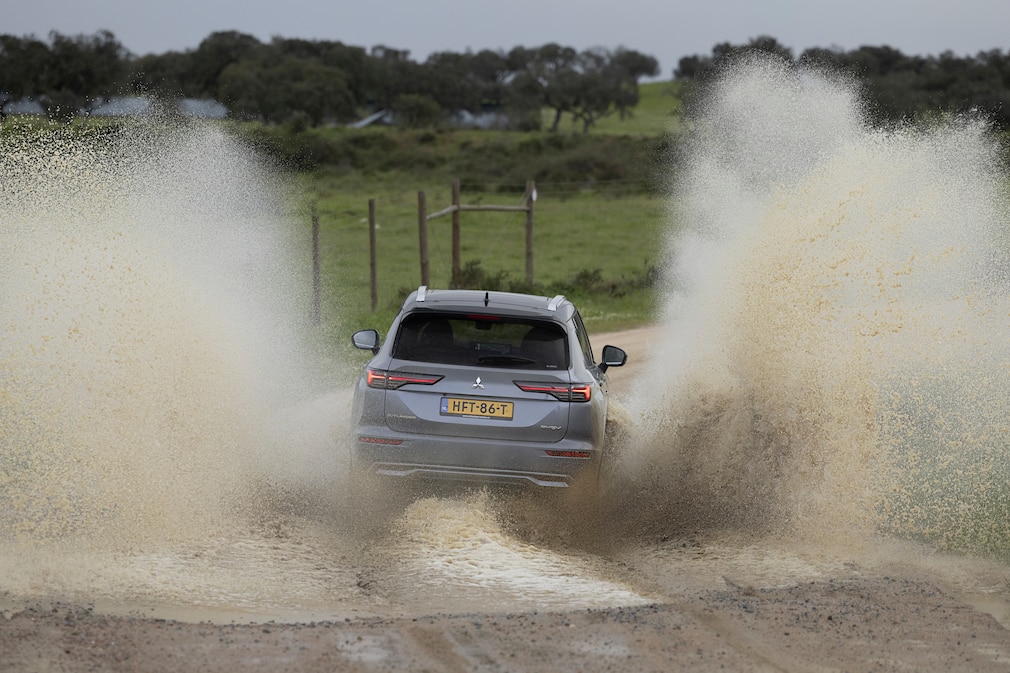 Mitsubishi Outlander PHEV 2025