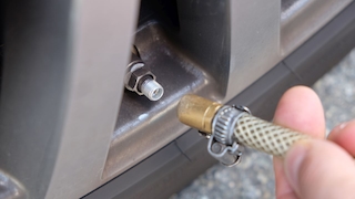 So kontrollieren Sie den Reifendruck