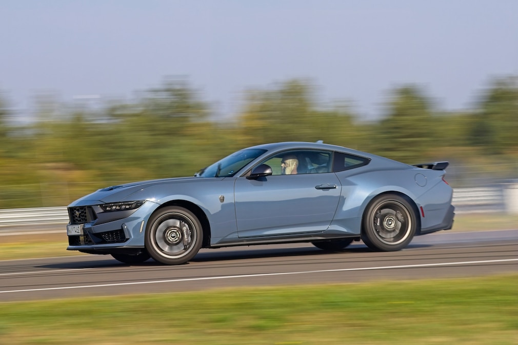 Ford Mustang Dark Horse