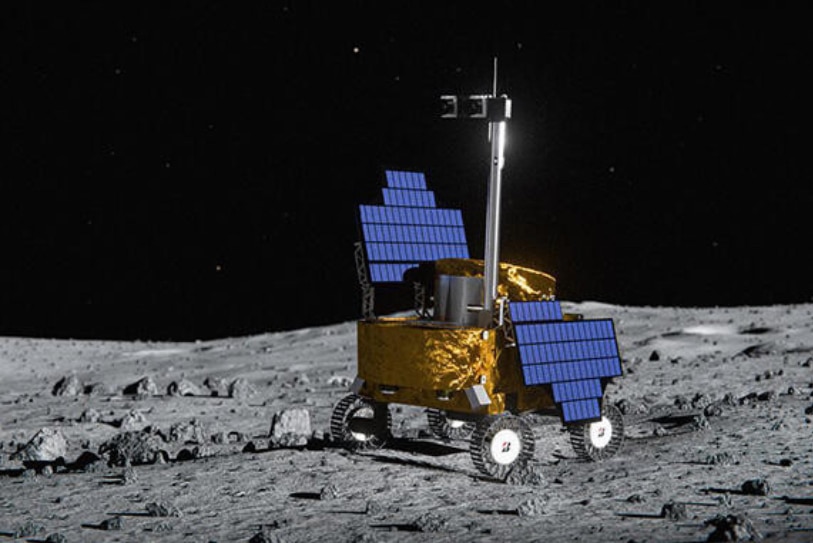 Darstellung eines vierrädrigen Fahrzeugs mit großen Solarzellen-Panels auf dem Mond