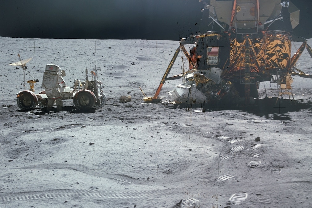 Mondfahrzeg auf dem Mond, im Vordergrund Reifenspuren