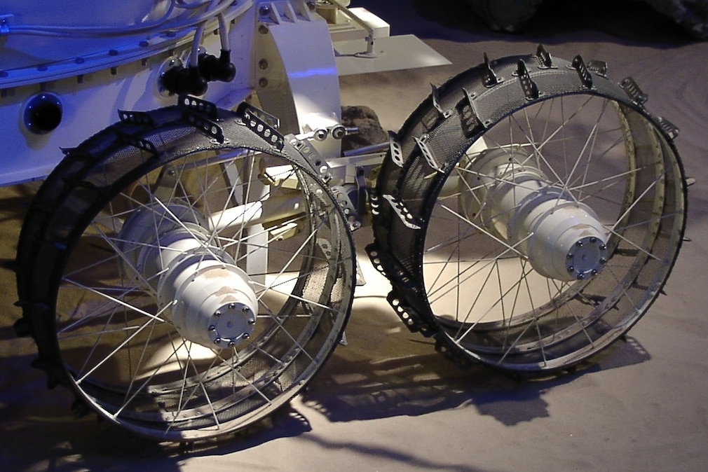 Zwei Räder mit Laufflächen aus Metallgeflecht wie bei einem Sieb