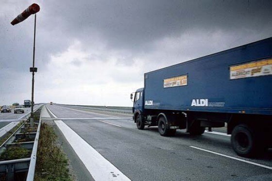 Neue Fahrbahnmarkierungen