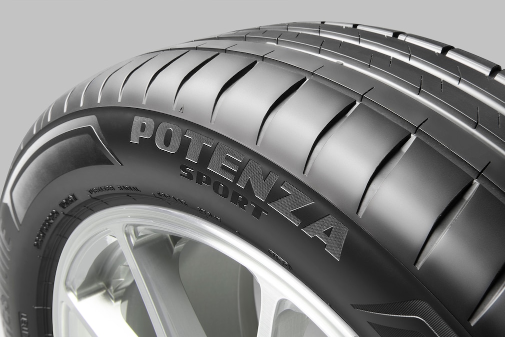 Bridgestone entwickelt Premiumreifen für Macan und Panamera