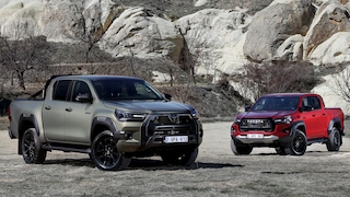 Toyota Hilux GR Sport II fahrend im Gelände