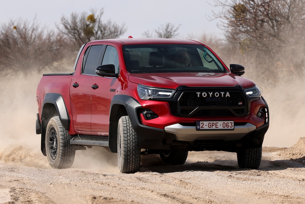 Toyota Hilux erstmals elektrifiziert und als GR Sport - AUTO BILD
