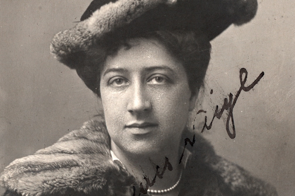 Historisches Portraitfoto der Frau, mit Pelzhut und Perlenkette