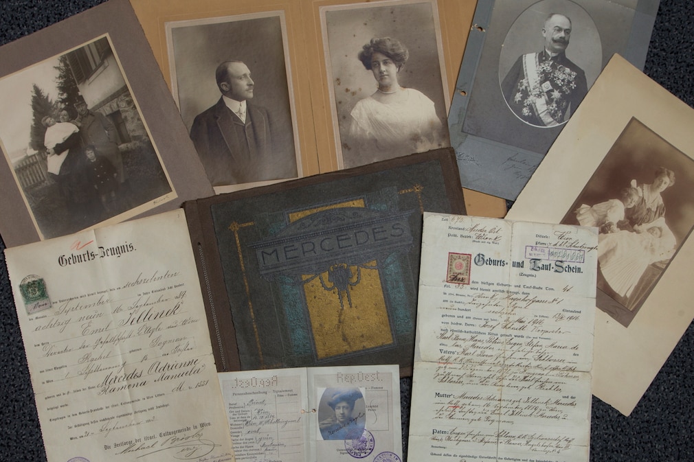 Konvolut aus historischen Fotos und Dokumenten.